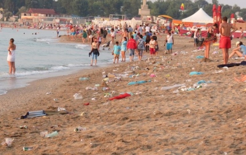 Turiștii care aruncă gunoiul pe plajă la Mamaia vor fi amendați. Aplicație prin care oricine poate transmite sesizări legate de curăţenie