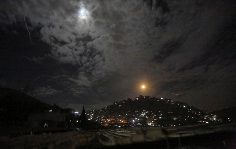 FOTO | Israelul a lovit mai multe obiective iraniene din Siria, lângă Damasc