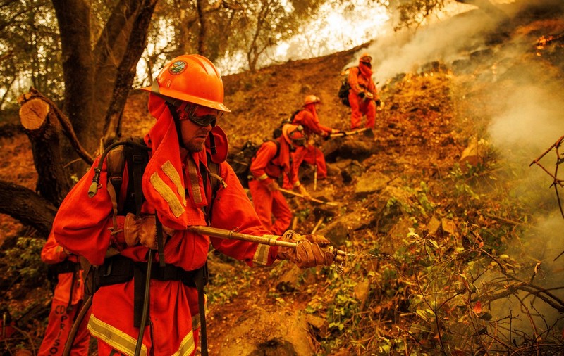 SUA trimite sute de deținuți în California, pentru a ajuta pompierii în stingerea incendiilor de vegetație: „Ești doar o mână de lucru ieftină”