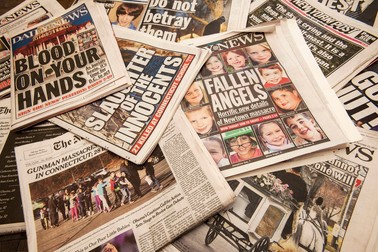 Primele pagini ale ziarelor din New York au scris despre masacrul din 14 decembrie 2012. Adam Lanza a împușcat 26 de persoane la școala elementară Sandy Hook din Newtown CT, 20 dintre victime erau copii cu vârste între 5 și 10 ani. Foto: Profimedia