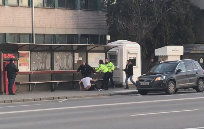 VIDEO | S-au bătut de față cu poliția! Agenții s-au chinuit să-i despartă pe recalcitranți
