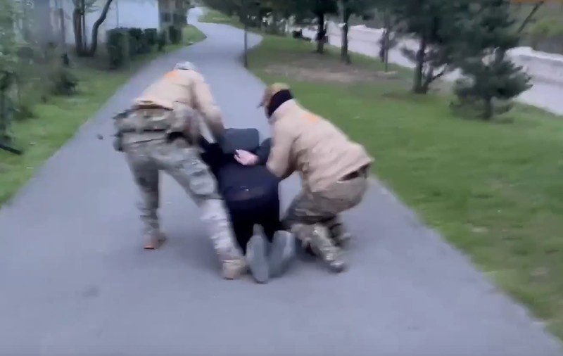 Un român de 23 de ani a fost oprit pe stradă în Rusia de FSB și pus cu fața pe asfalt, după ce a fost acuzat de spionaj I VIDEO