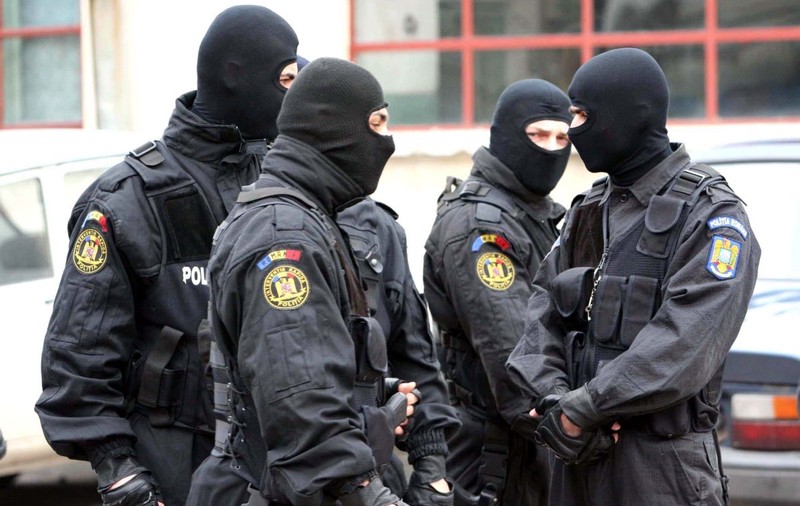 Al patrulea suspect în cazul furtului unui pistol din locuința unui fost ofițer SRI, prins pe Aeroportul Otopeni