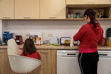 În bucătărie se gătește, atmosfera este ca într-o familie obișnuită, în așteptarea cinei