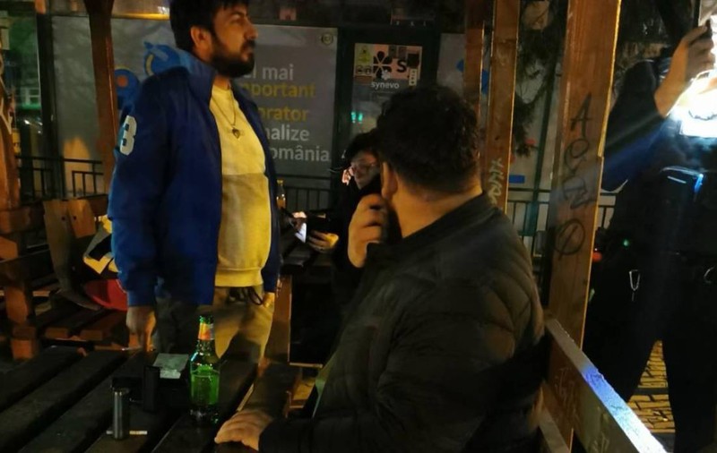 Amenzi de până la 100 de euro dacă arunci coji de semințe pe jos în Sectorul 6. Cei prinși trebuie să și curețe mizeria