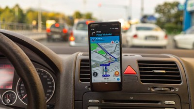 aplicatie waze telefon mobil gps masina