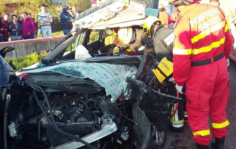 UPDATE. Accident în Dâmbovița. Un preot a murit după ce mașina în care se afla s-a izbit de un TIR / VIDEO