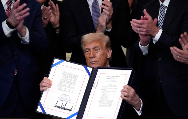 Donald Trump a semnat legea GENIUS, un ajutor pentru industria criptomonedelor: „Au numit-o după mine”