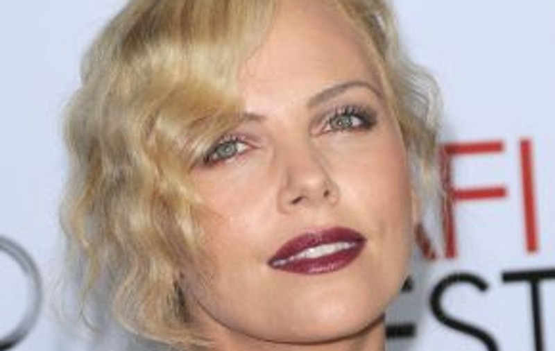 Charlize Theron: ”Când mă trezesc, arăt ca personajul meu din «Monstru»”