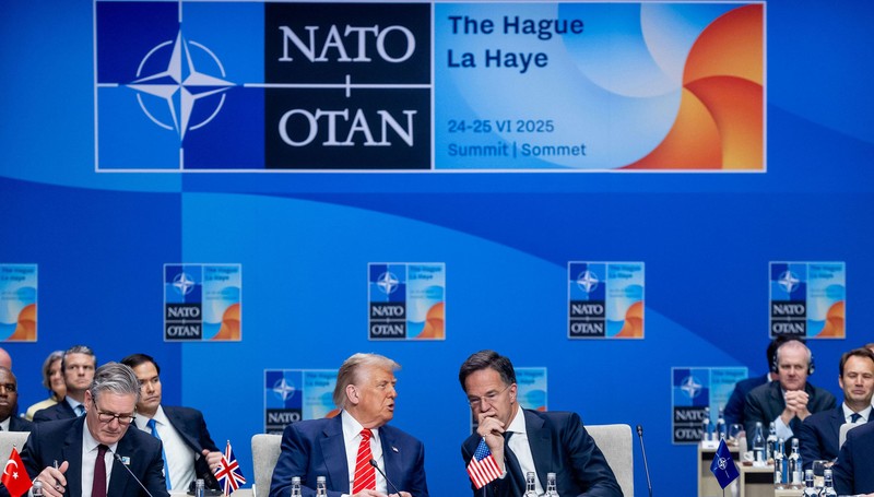 Președintele SUA, Donald Trump, și secretarul general al NATO, Mark Rutte, participă la reuniunea Consiliului Nord-Atlantic (NAC) la summitul NATO de la Haga. Foto: Hepta