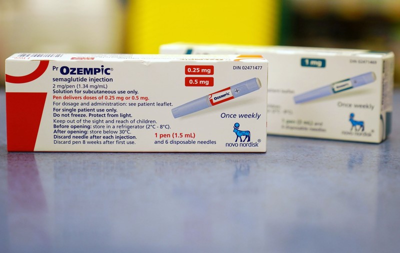 Două companii care produc medicamente de diabet, folosite pentru slăbit, date în judecată din cauza unui posibil efect secundar. Reclamanta spune că a vomitat atât de mult, încât şi-a pierdut dinţii