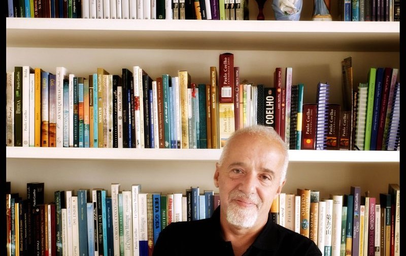 Paulo Coelho face cadouri pentru cititori, pe blog