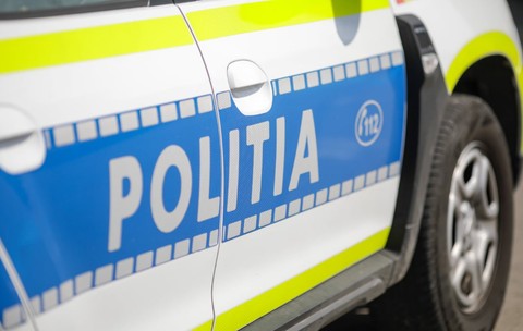 Doi oameni au murit carbonizați într-o mașină care a intrat într-un cap de pod și a luat foc, în Vrancea