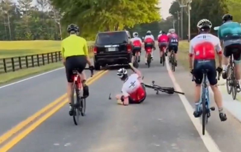 Un șofer de 72 de ani a intrat intenționat cu mașina într-un grup de cicliști din fața lui, în SUA: „Nu a ridicat mâna de pe claxon” | VIDEO