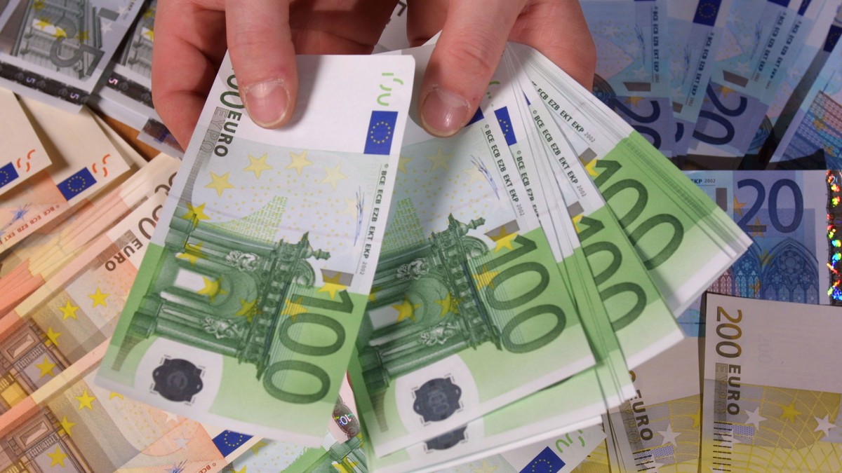 Un cuplu a aflat după 2 luni că a câștigat la loto și va primi peste 12.000 de euro pe lună, timp de 20 de ani. Sursă foto: Getty Images.