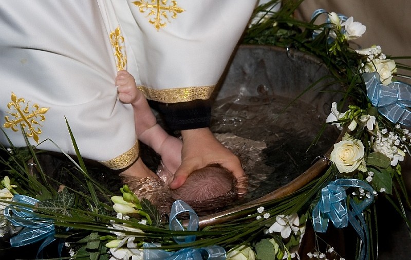 ULUITOR! Românii treceau ilegal granița ca să-și boteze bebelușii! 