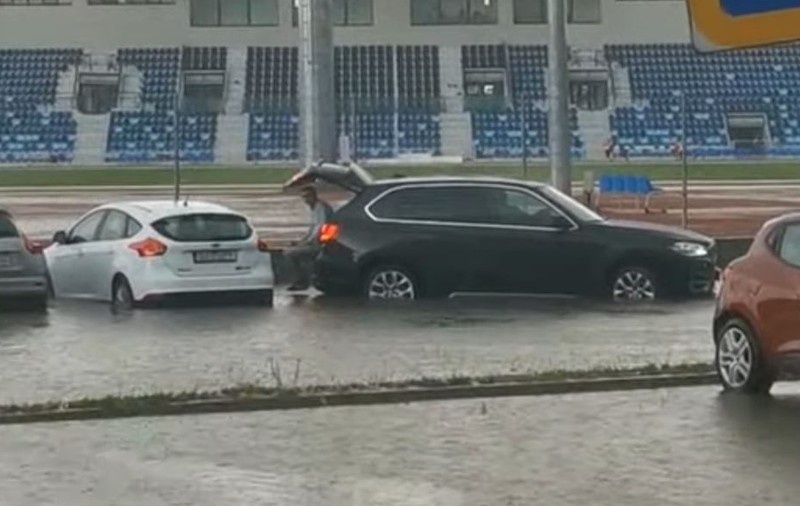 Consilieri locali din Craiova, căraţi în portbagaj de la o şedinţă, pentru a nu se uda pe aleile inundate