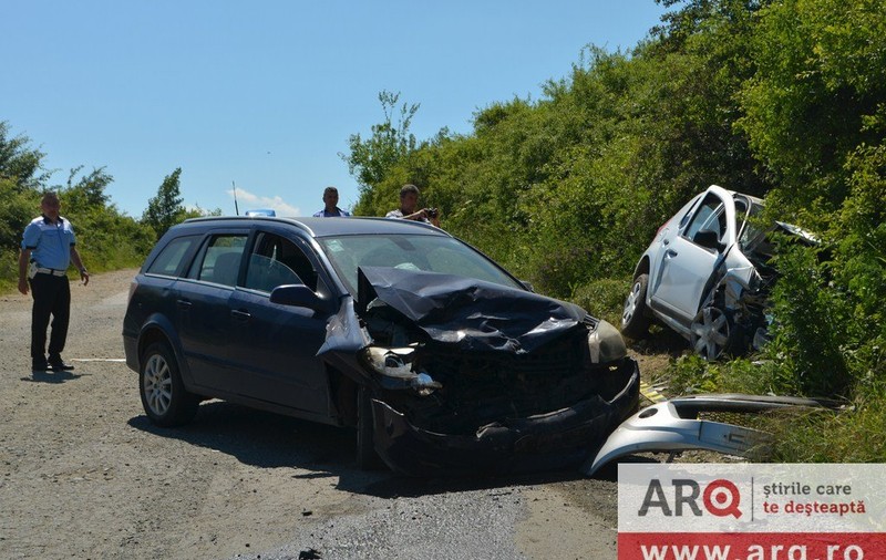Accident în județul Arad | A evitat o groapă și a izbit o mașină de pe contrasens