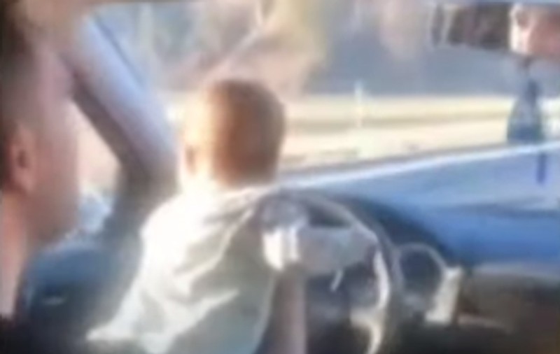 Șoferul care s-a filmat conducând cu bebeluşul la volan, pe Valea Oltului, identificat de polițiști. Ce amendă a primit