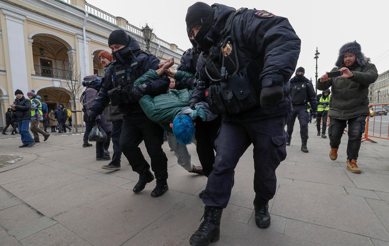 Noi proteste față de război în Sankt Petersburg. Imagini cu oameni ridicați de polițiști