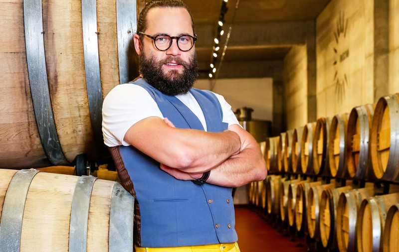 Își mută cartierul general într-o cramă! Cosmin Tudoran, fost cântăreț în Ca$$a Loco, acum jurat la “MasterChef”, se-apucă de făcut vinuri