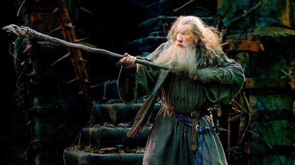 Ian Mckellen îl interpretează pe vrăjitorul Gandalf în trilogiile Stăpânul Inelelor și Hobbitul. Foto: Profimedia