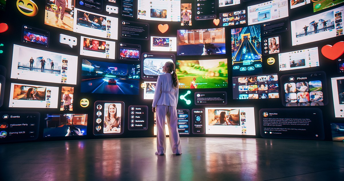 Vedere din spate a unei femei caucaziene care se conectează la un flux animat de conținut. Vizualizarea navigării în Metaverse Big Data cu videoclipuri virale, profiluri de social media cu influenceri și comunități de internet