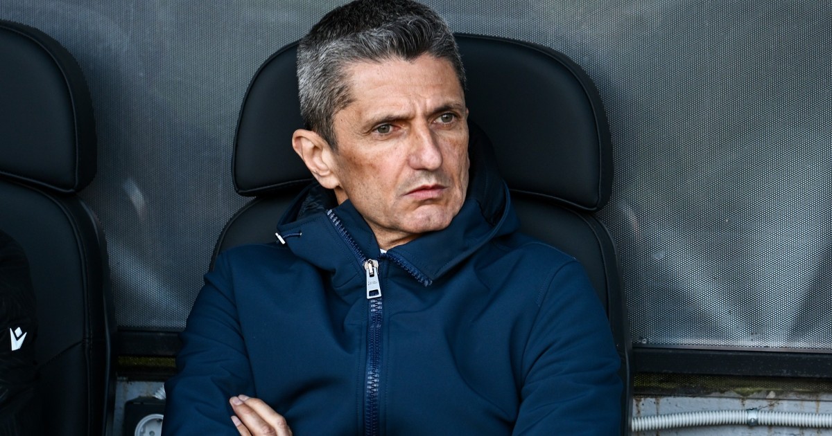 Răzvan Lucescu, tehnicianul de la PAOK Salonic, stând pe bancă în timpul unui meci