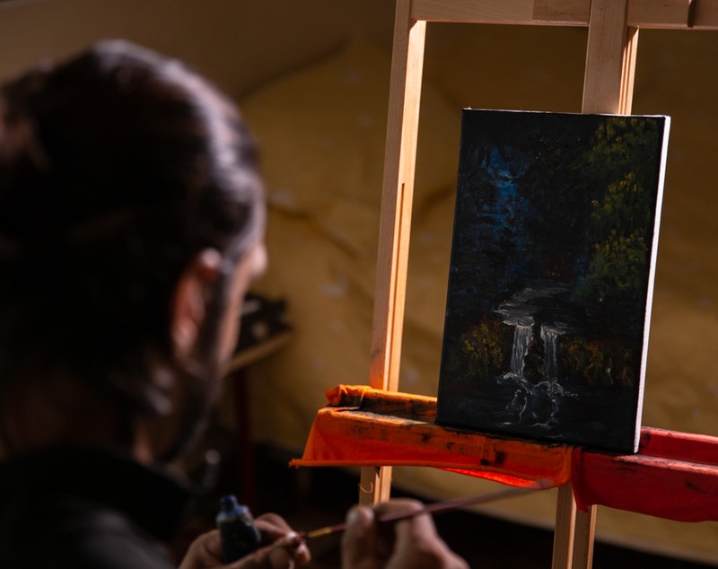 Un pictor fără școală, abandonat la naștere într-un centru de boli psihice din Argeș, are un talent unic în reproducerea tablourilor celebre