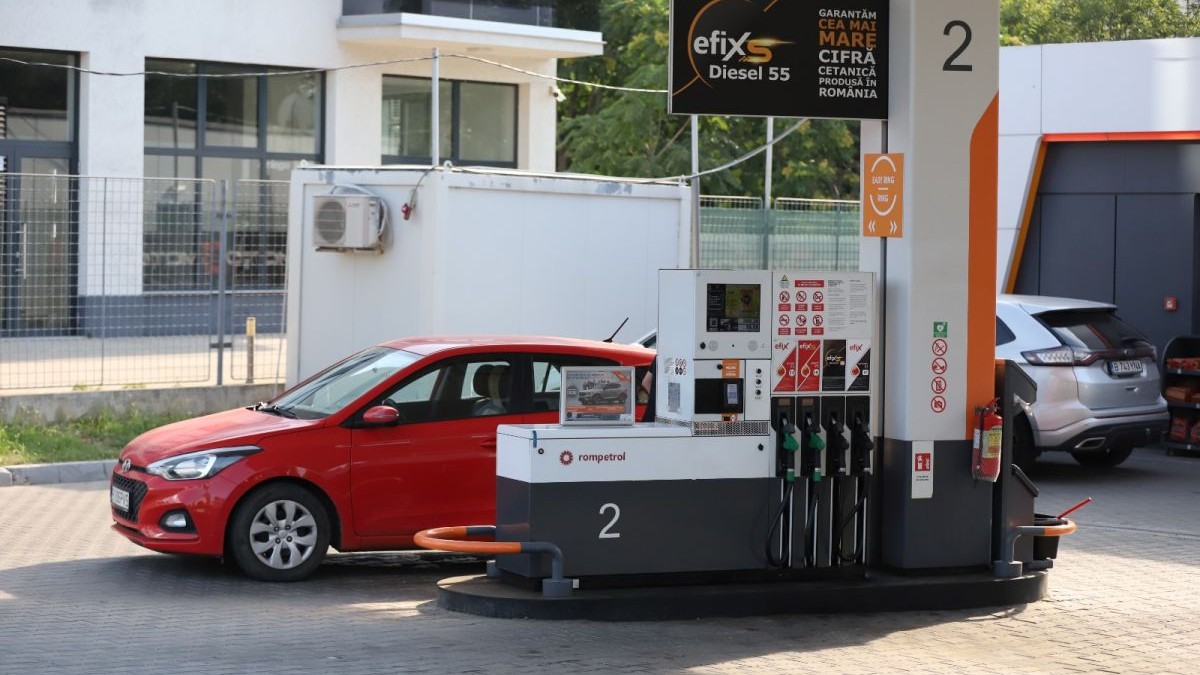 O mașină roșie într-o benzinărie Rompetrol, în București, 6 iulie 2026