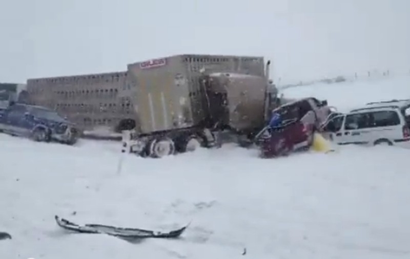 ACCIDENT SOLDAT CU 100 DE RĂNIŢI, pe o autostradă din Canada