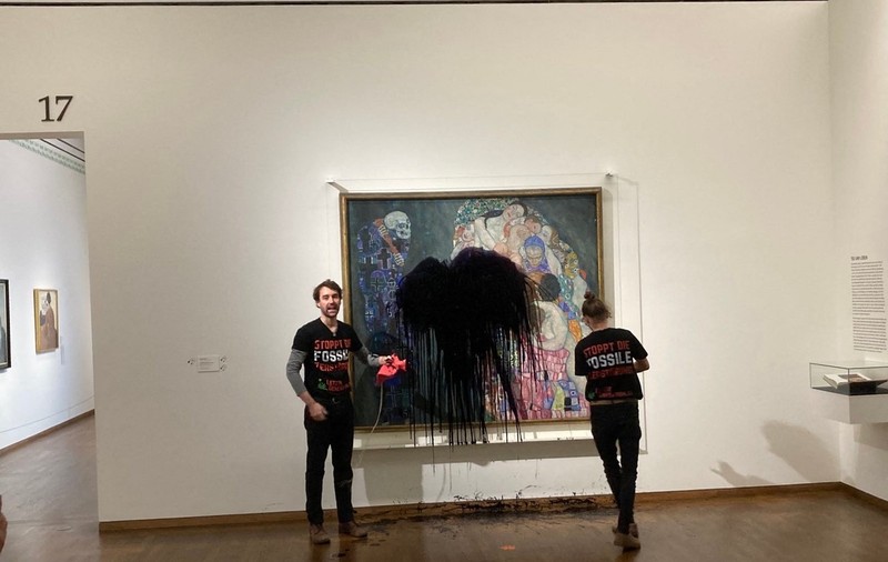 Picturi celebre expuse în Viena și Vancouver, vandalizate de activiști pentru climă. Tablourile au fost stropite cu ulei și sirop | VIDEO