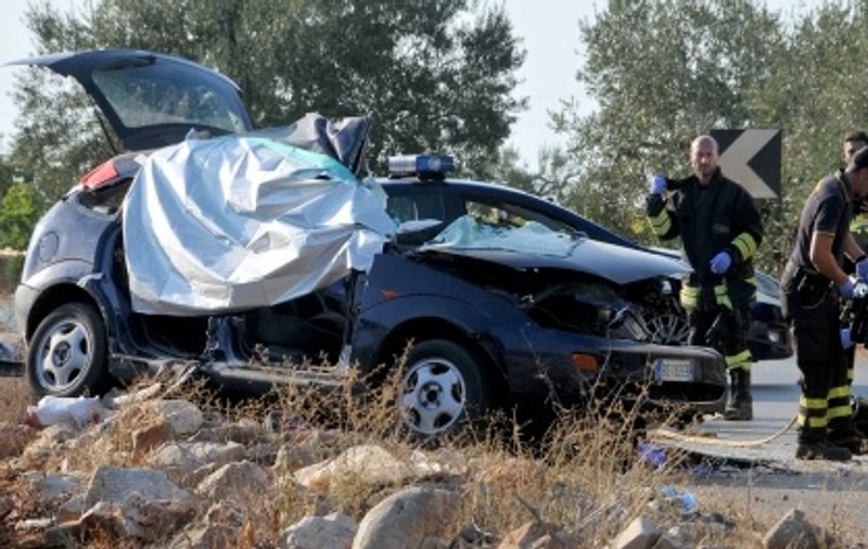 Doi români au murit într-un accident rutier în Italia. Un al treilea se află în stare gravă