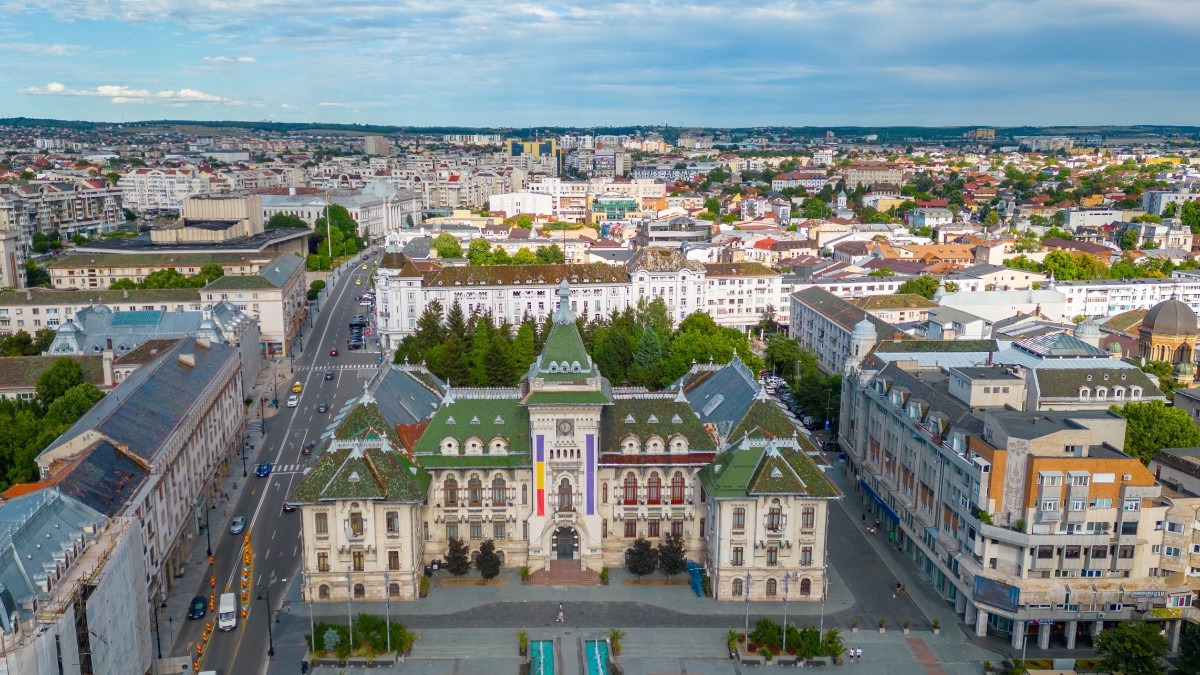 Orașul Craiova văzut de sus. Se văd mai multe blocuri, iar cerul este senin.