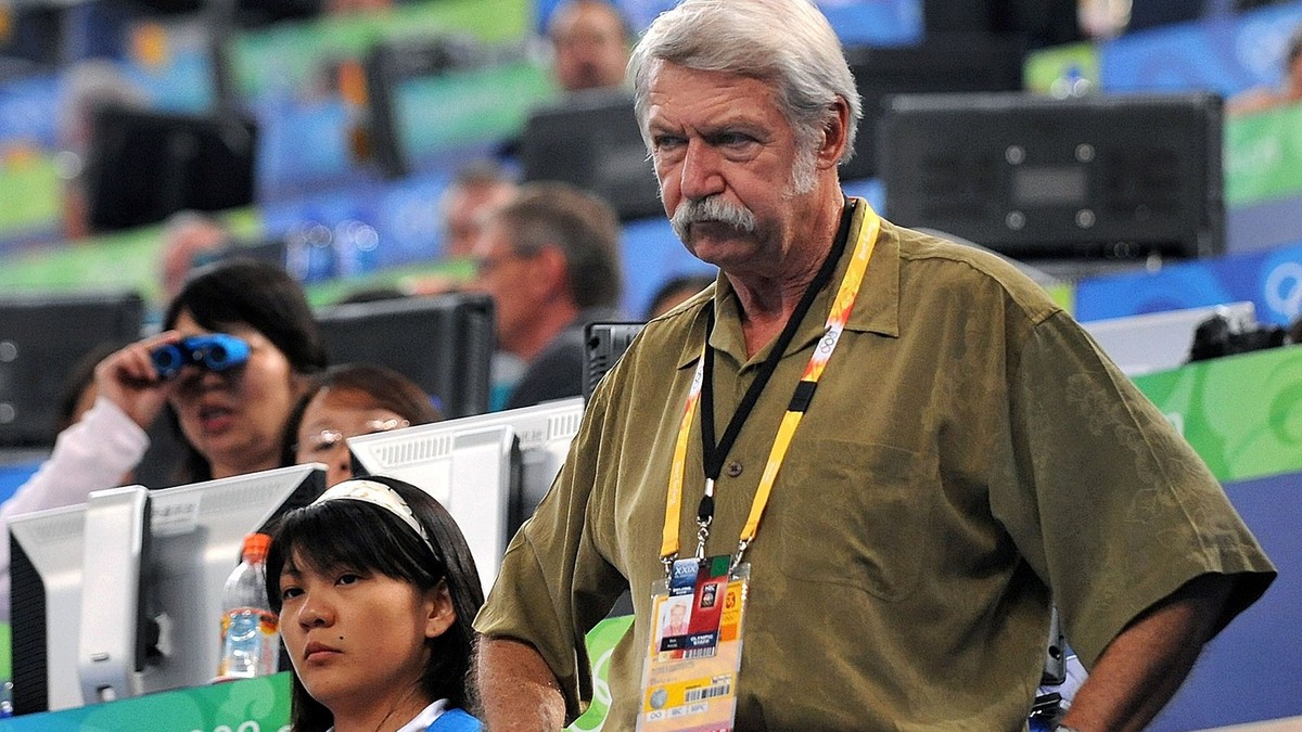 Fostul antrenor american și român de gimnastică Bela Karolyi urmărește probele de calificare duminică, 10 august 2008, în timpul Jocurilor celei de-a XXIX-a Olimpiade de la Beijing, China.