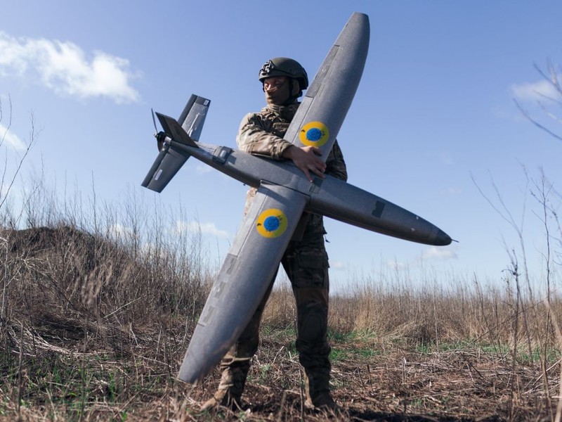 Un soldat ucrainean pregătit să lanseze o dronă de luptă. Foto: Getty Images