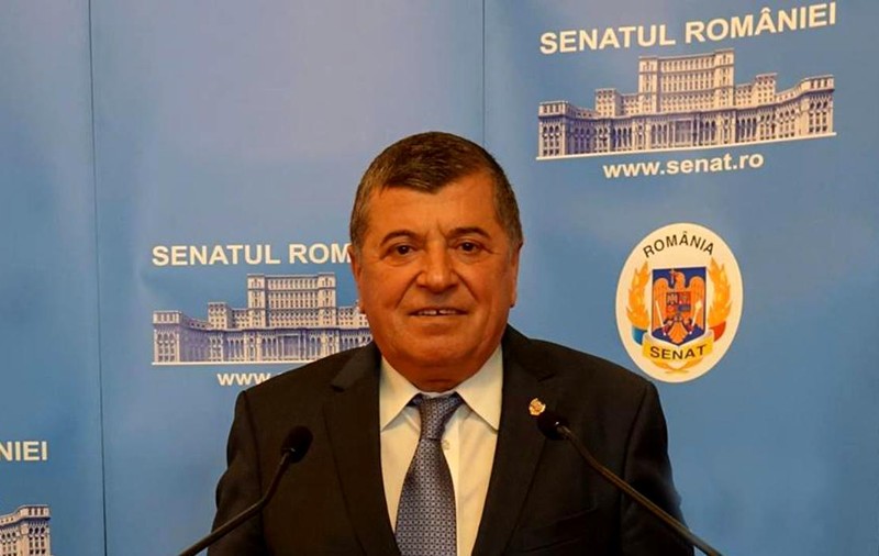 Telenovela unui traseist politic. Emanoil Savin, senatorul care a plecat din PSD, s-a înscris în PNL, a plecat la Pro România, iar astăzi s-a întors la PSD