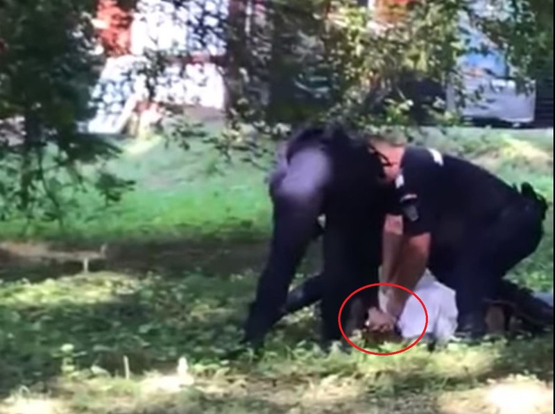 Momentul în care femeia-jandarm folosește spray-ul lacrimogen / sursă foto: captură video