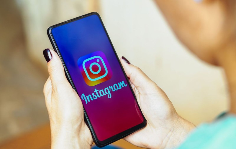 O angajată a SRI a furat 915.000 de lei din fondurile operative și i-a trimis „iubitului” cunoscut pe Instagram. Banii pentru operațiuni secrete, virați în conturi din Turcia