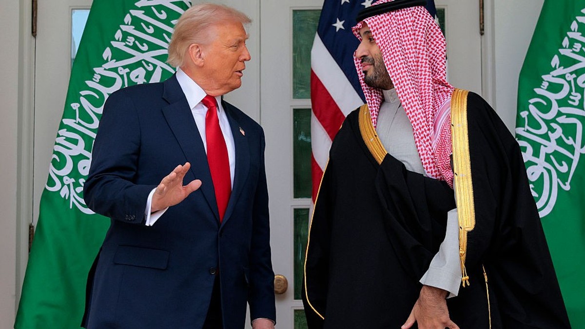 Donald Trump și prințul moștenitor saudit Mohammed bin Salman discută în fața Casei Albe. Imagine cu caracter ilustrativ Sursa foto: GettyImages