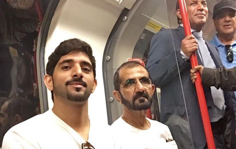 Premierul Emiratelor Arabe Unite și prințul Dubaiului, la plimbare cu metroul din Londra | FOTO