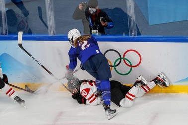 Duel tare, la mantinelă, între canadianca Sarah Nurse și americanca Lee Stecklein (în albastru). Foto: EPA