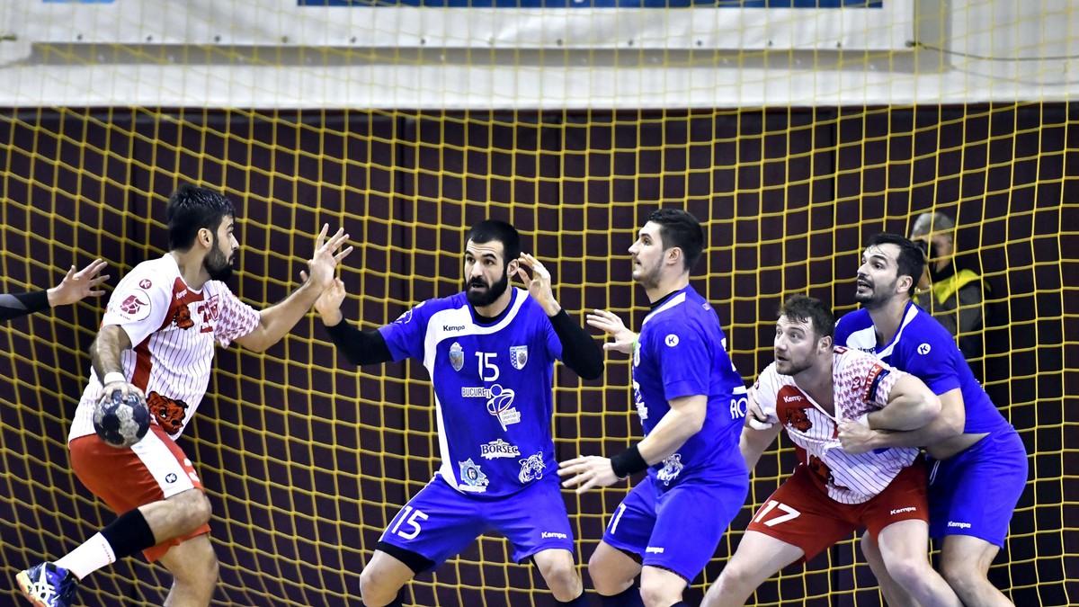 Fază de joc dintr-un meci de handbal masculin CSM București - Dinamo. (FOTO: HEPTA)
