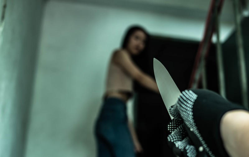Tată și fiul său de 15 ani, judecați sub acuzația că au răpit și violat două lucrătoare sexuale