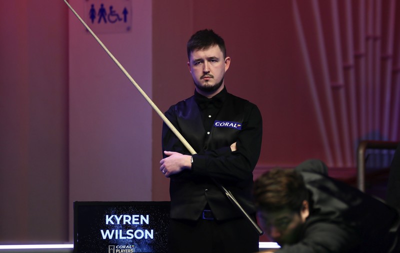 Un șofer român a intrat greșit în sensul giratoriu direct în mașina vicecampionului mondial de snooker Kyren Wilson, care se ducea la meci