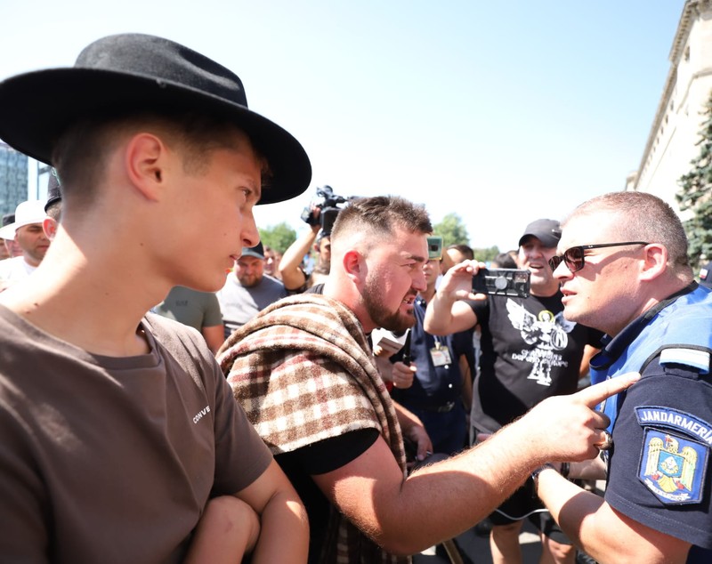 Violențe la protestul fermierilor, în fața sediului ANSVSA. Ce s-a stabilit la discuțiile cu Guvernul. Tanczos Barna anunță că se vor lua măsuri în privința conducerii ANSVSA