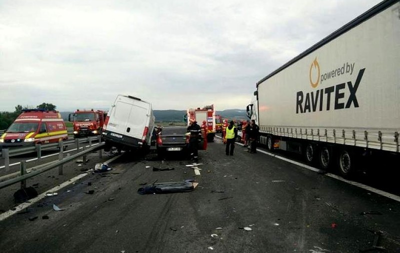 Imaginile accidentului îngrozitor dintre Deva și Simeria. Momentul în care șoferul de 70 de ani vine  pe contrasens și izbește duba