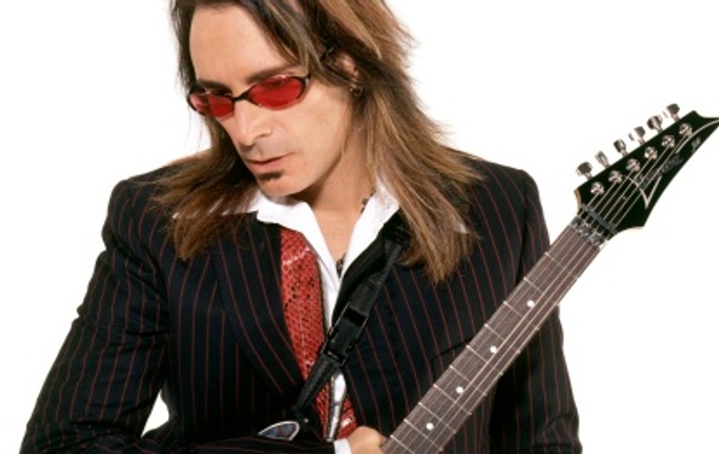 Steve Vai dă lecţii online de chitară românilor