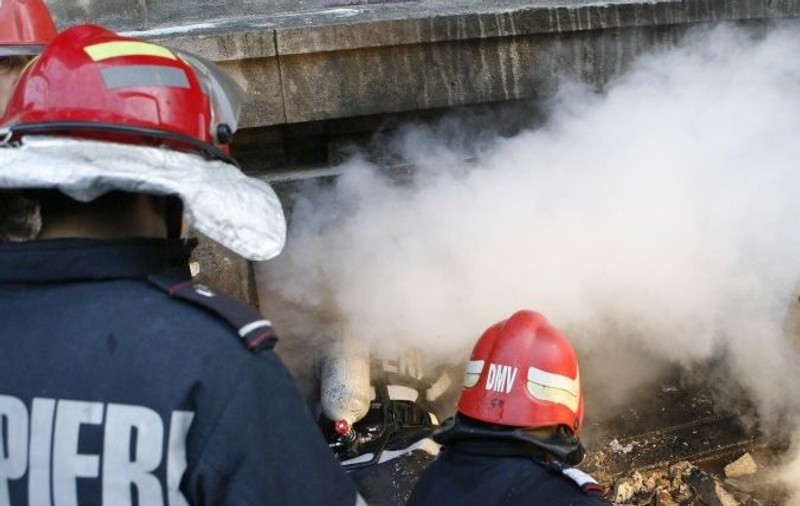 Incendiu puternic în Piaţa Reşiţa din Capitală