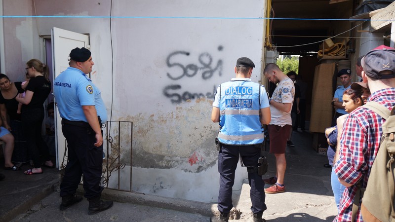 Iunie 2018. Evacuarea unui beci în proprietatea primăriei Cluj-Napoca, în care familia Lăcătuș a locuit timp de 20 de ani, din lipsa altor opțiuni și fără niciun sprijin. În jur deja creșteau blocurile noilor dezvoltări imobiliare